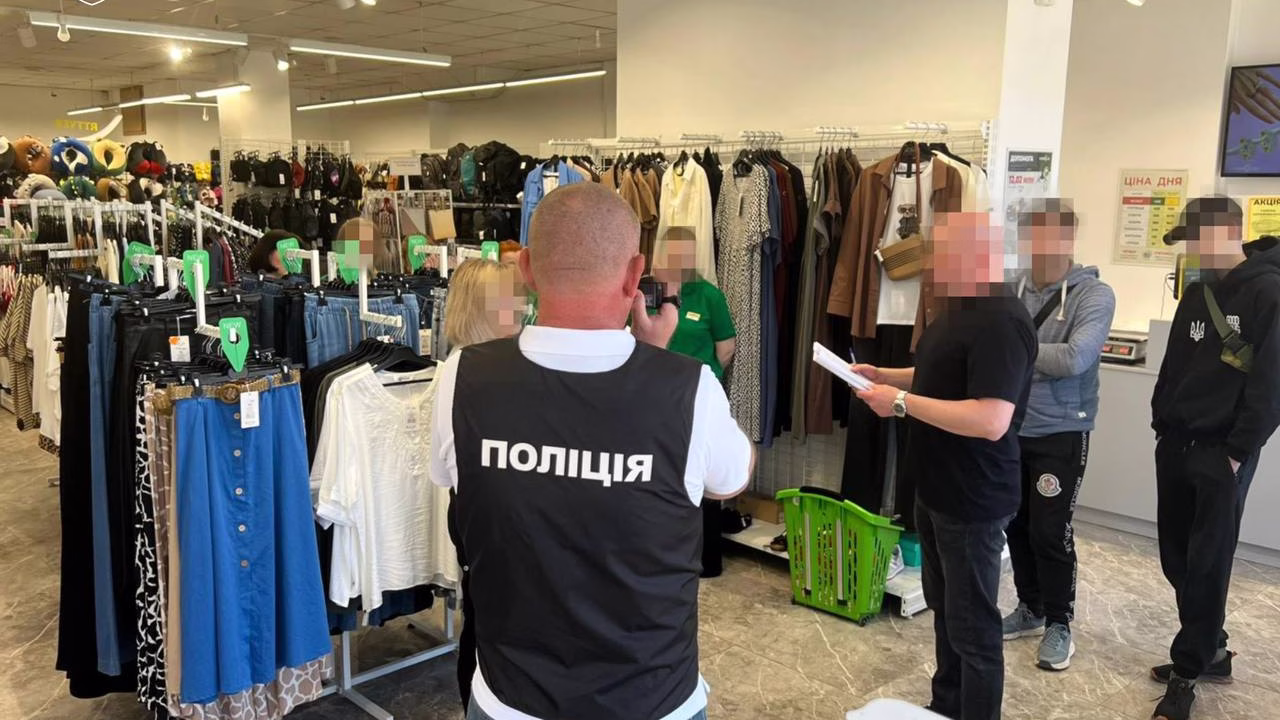 Правоохранители проводят следственные действия в одном из магазинов сети секонд-хендов / Фото: Офис Генерального прокурора