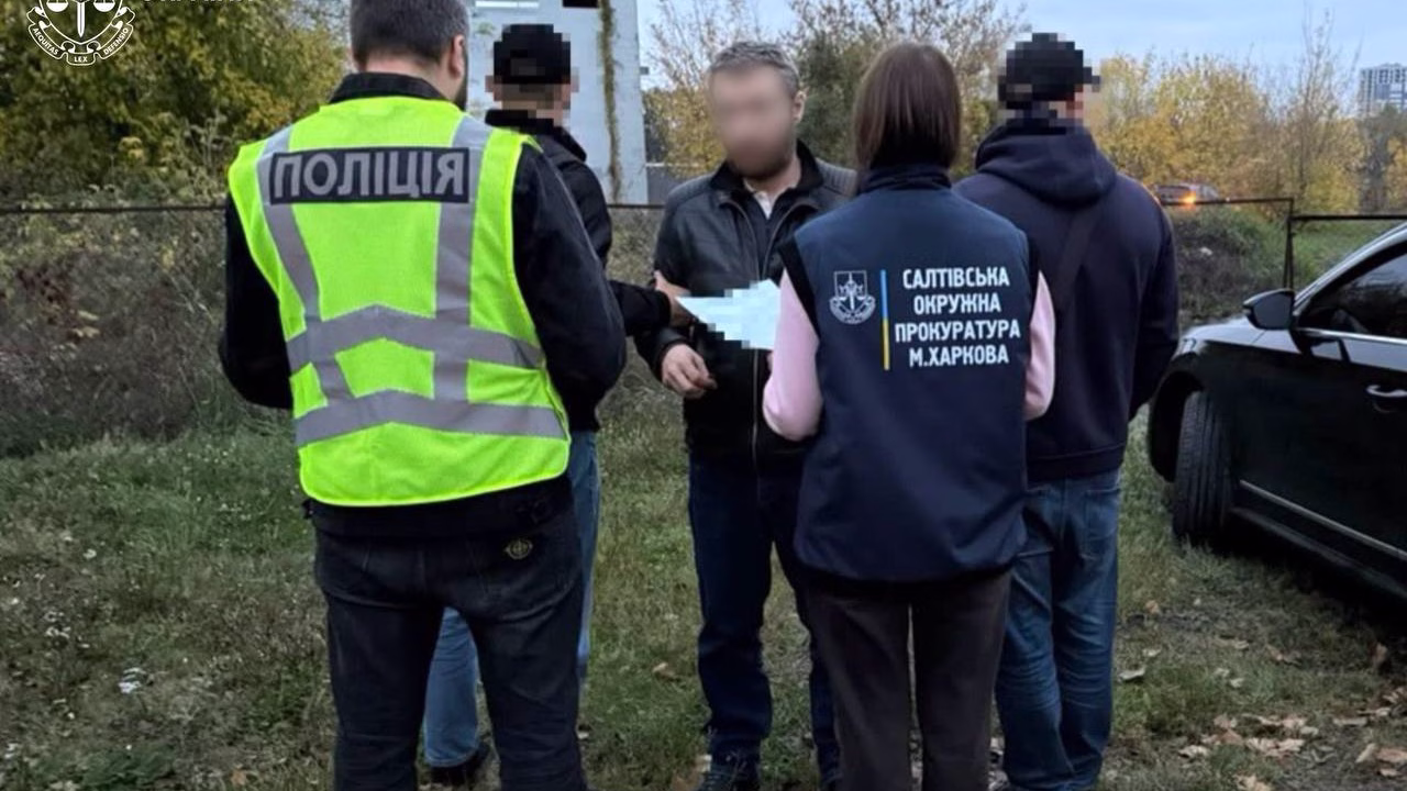 Правоохоронці під час затримання 50-річного харків'янина, підозрюваного у вбивстві військовослужбовця ТЦК / Фото: Харківська обласна прокуратура