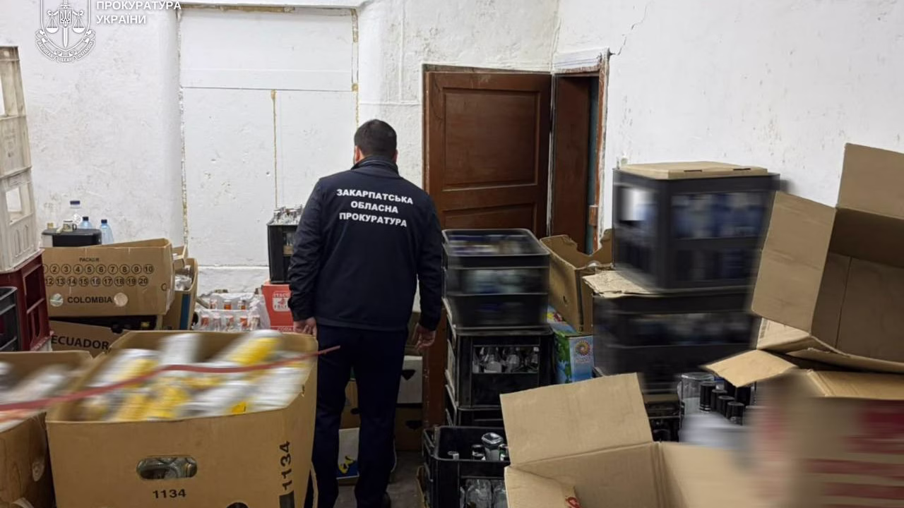 Правоохоронці під час обшуку приміщення, де, за даними слідства, виготовляли фальсифікований алкоголь / Фото: Закарпатська обласна прокуратура