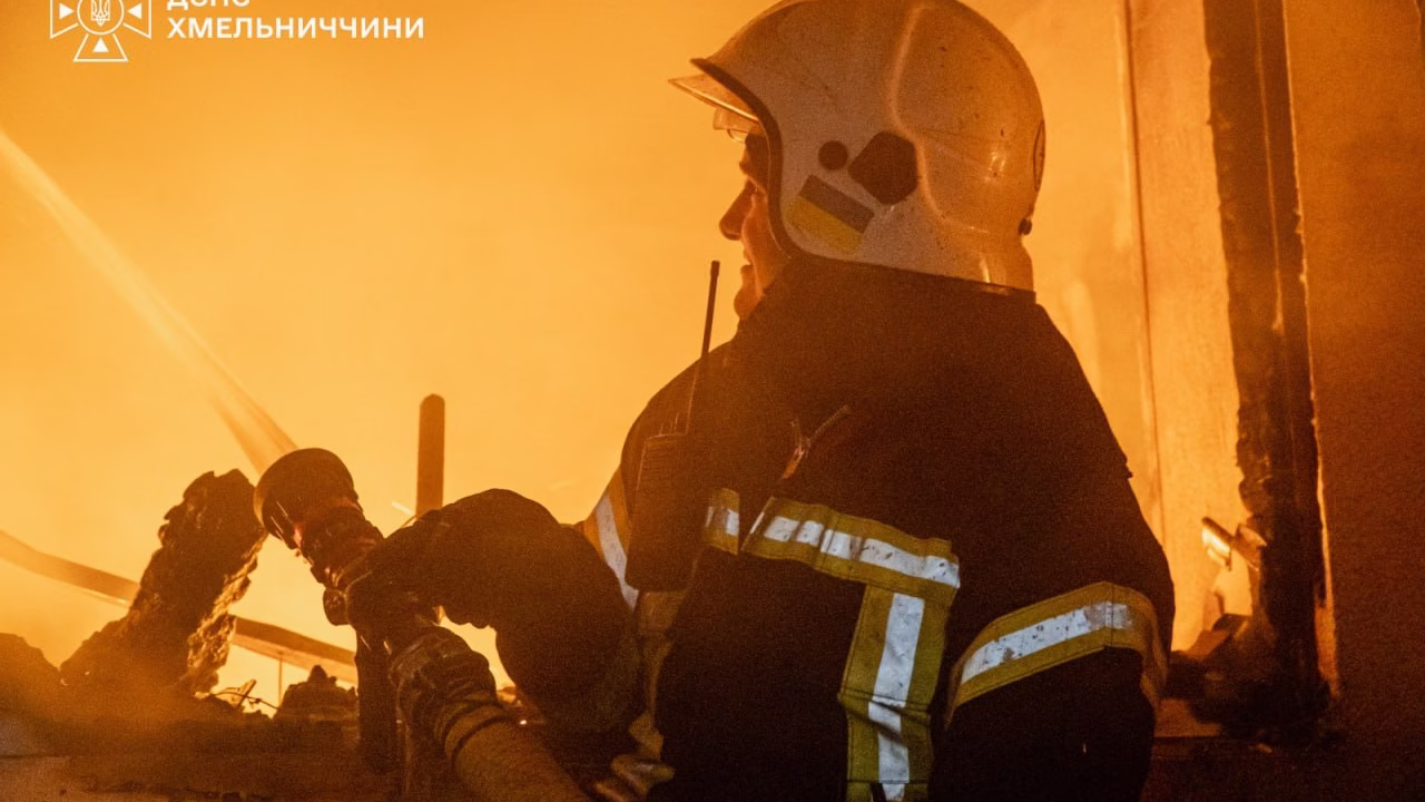 Спасатель на месте пожара в Хмельницкой области / Фото: ГСЧС