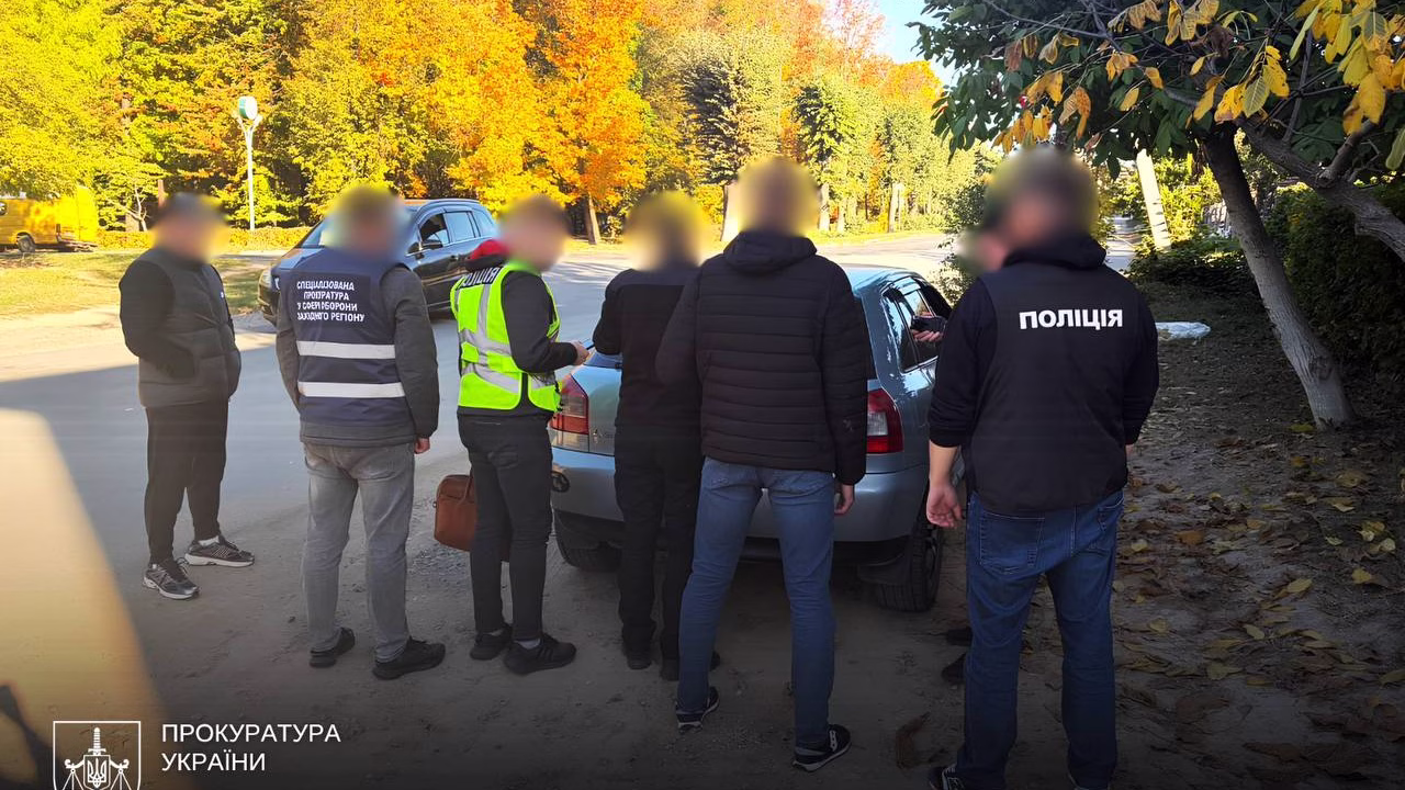 Правоохранители во время следственных действий по делу о схеме с оформлением фиктивной инвалидности в Хмельницкой области / Фото: Офис Генерального прокурора