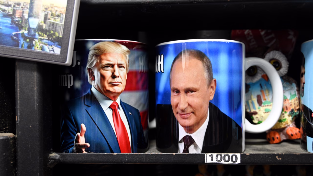 Сувенирные чашки с политическими портретами Трампа и Путина / Иллюстративное фото: Depositphotos