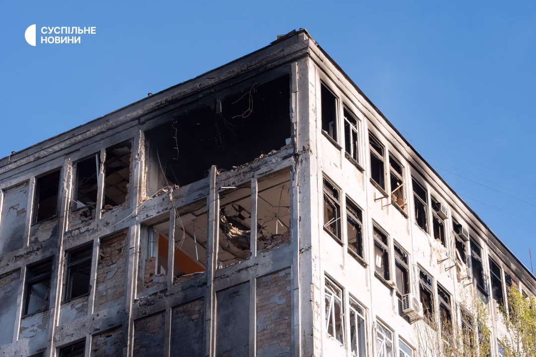 Поврежденное здание в Голосеевском районе Киева после российской атаки / Фото: Александр Магула / Суспільне Новини