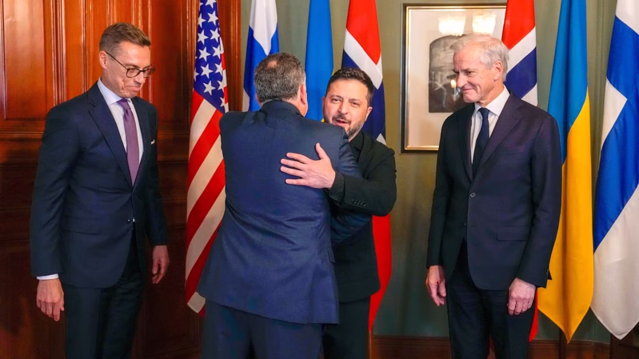 Слева направо: президент Финляндии Александр Стубб, спецпредставитель президента США Стив Уиткофф, президент Украины Владимир Зеленский и премьер-министр Норвегии Йонас Гар Стёре / Фото: Heiko Junge / Pool / EPA / Shutterstock