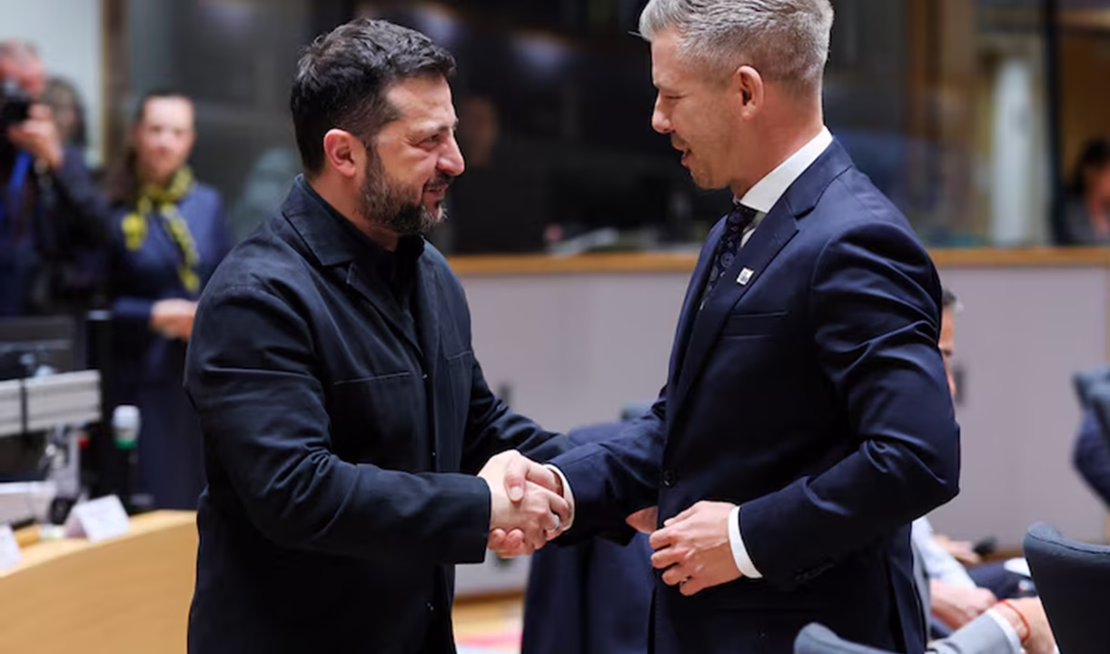 Президент Украины Владимир Зеленский и премьер-министр Венгрии Петер Мадьяр приветствуют друг друга во время саммита лидеров ЕС в Брюсселе, 16 октября 2026 года / Фото: Stephanie Lecocq / Reuters