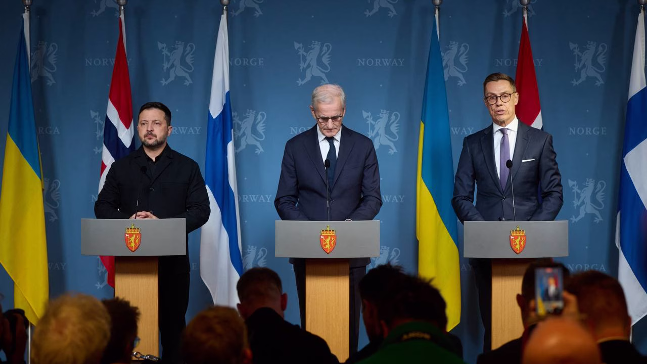 Президент України Володимир Зеленський під час спілкування з журналістами в Осло / Фото: t.me/V_Zelenskiy_official