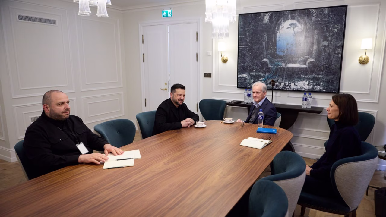 Президент Украины Владимир Зеленский во время встречи с премьер-министром Норвегии Йонасом Гаром Стере в Осло / Фото: Офис президента Украины