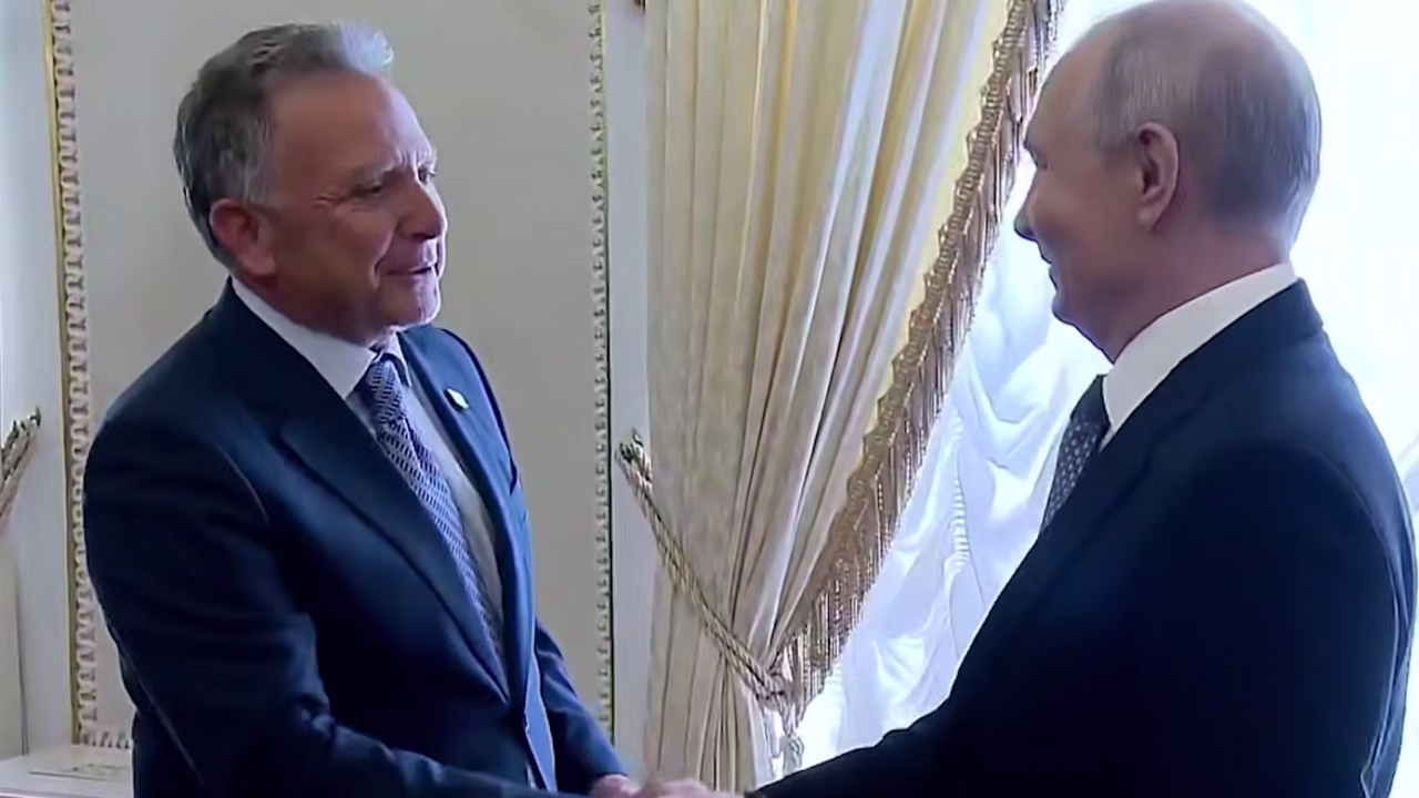 Спецпредставник президента США Стів Віткофф і Володимир Путін під час зустрічі у Санкт-Петербурзі / Фото: скриншот трансляції