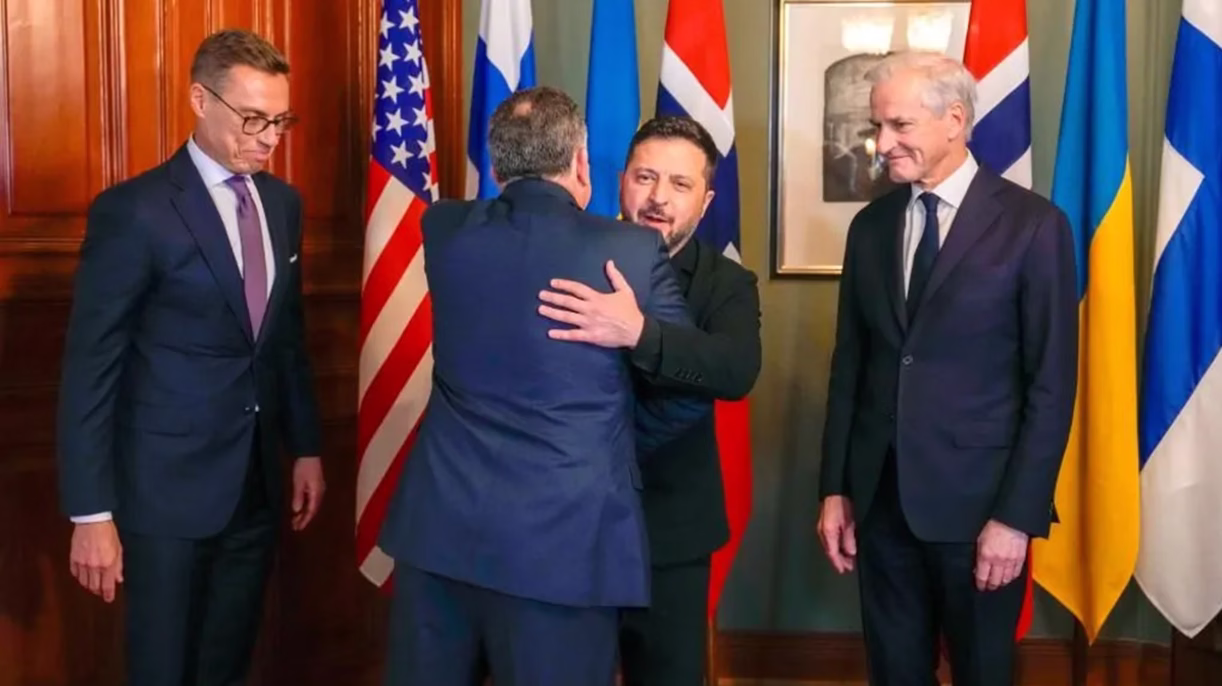 Спецпредставник президента США Стів Віткофф вітає президента України Володимира Зеленського перед початком переговорів в Осло / Фото: EPA / Shutterstock