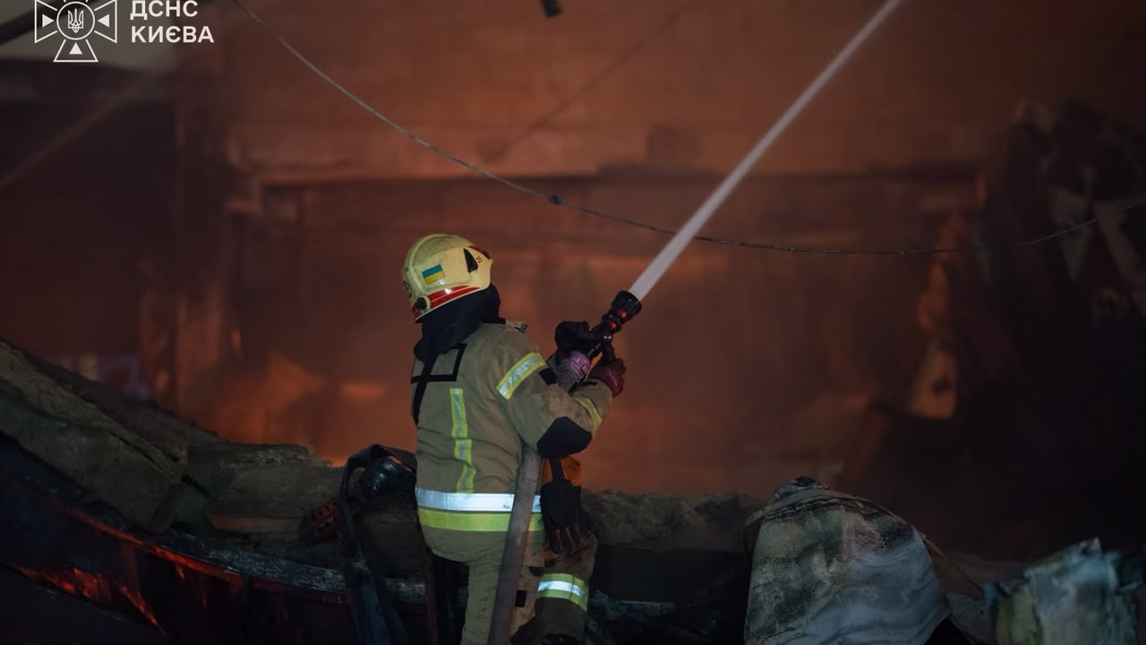 Рятувальник на місці удару РФ по Києву 22 жовтня / Фото: ДСНС