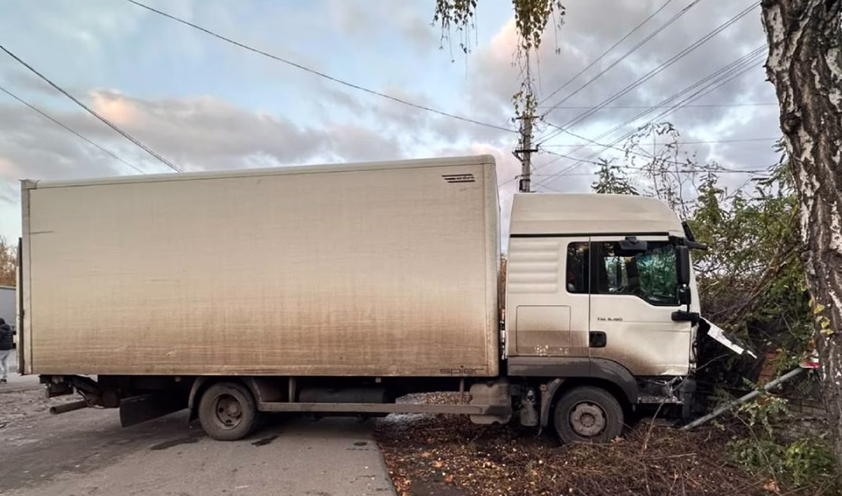 Вантажівка MAN після смертельної ДТП у селищі Бабаї Харківського району / Фото: поліція Харківської області