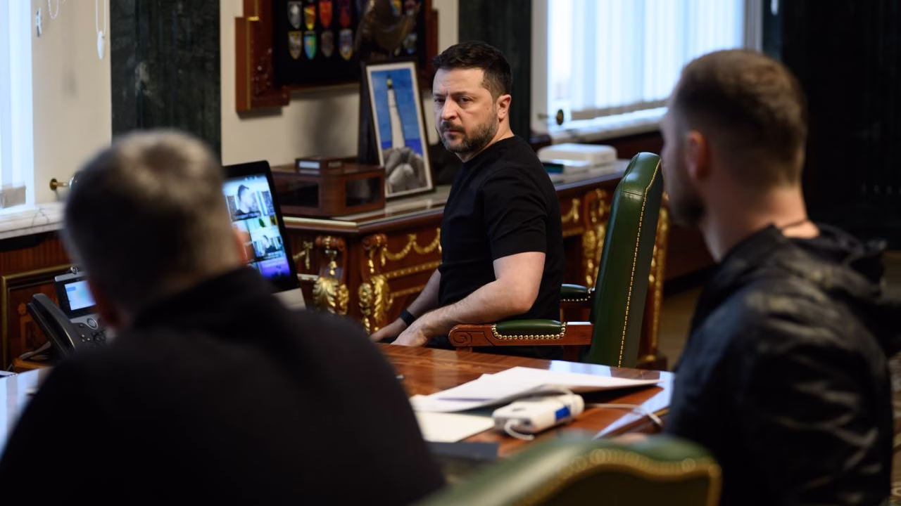 Президент України Володимир Зеленський під час наради щодо наслідків російських атак та ситуації з протиповітряною обороною / Фото: Офіс президента України