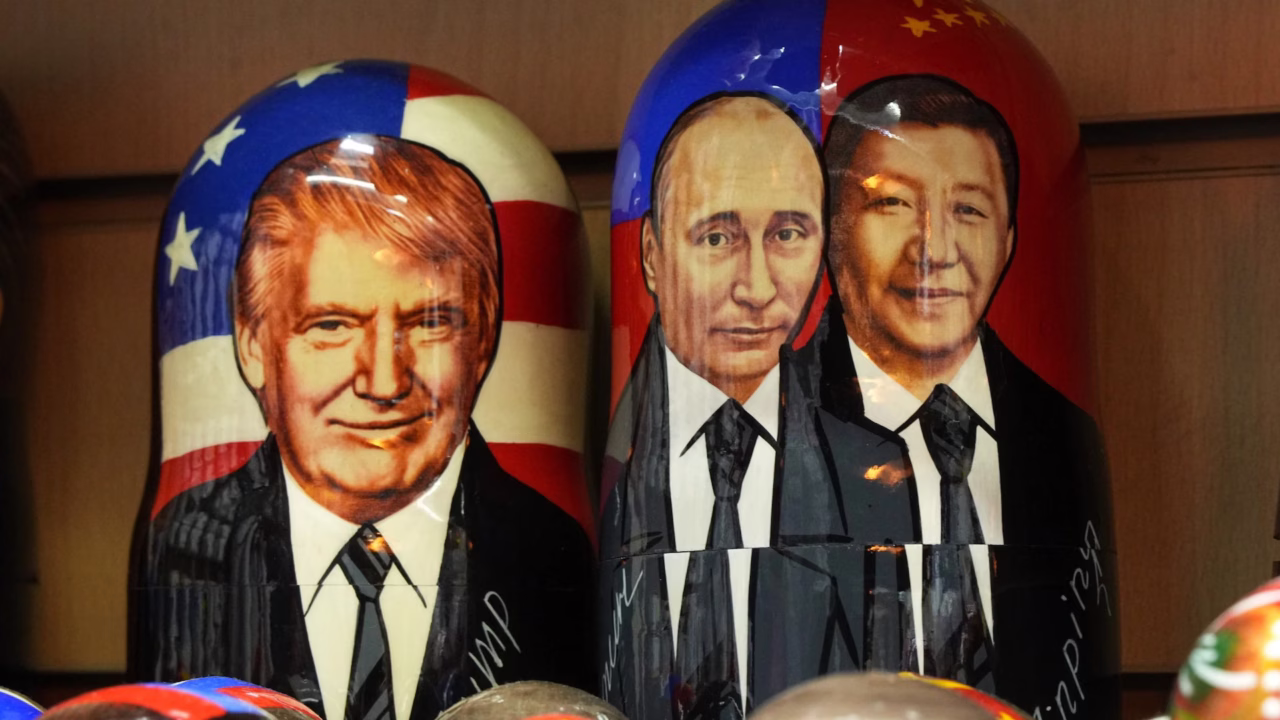Матрьошки із зображеннями президента США Дональда Трампа, президента Росії Володимира Путіна та голови КНР Сі Цзіньпіна у Санкт-Петербурзі / Фото: Dmitri Lovetsky, AP Photo