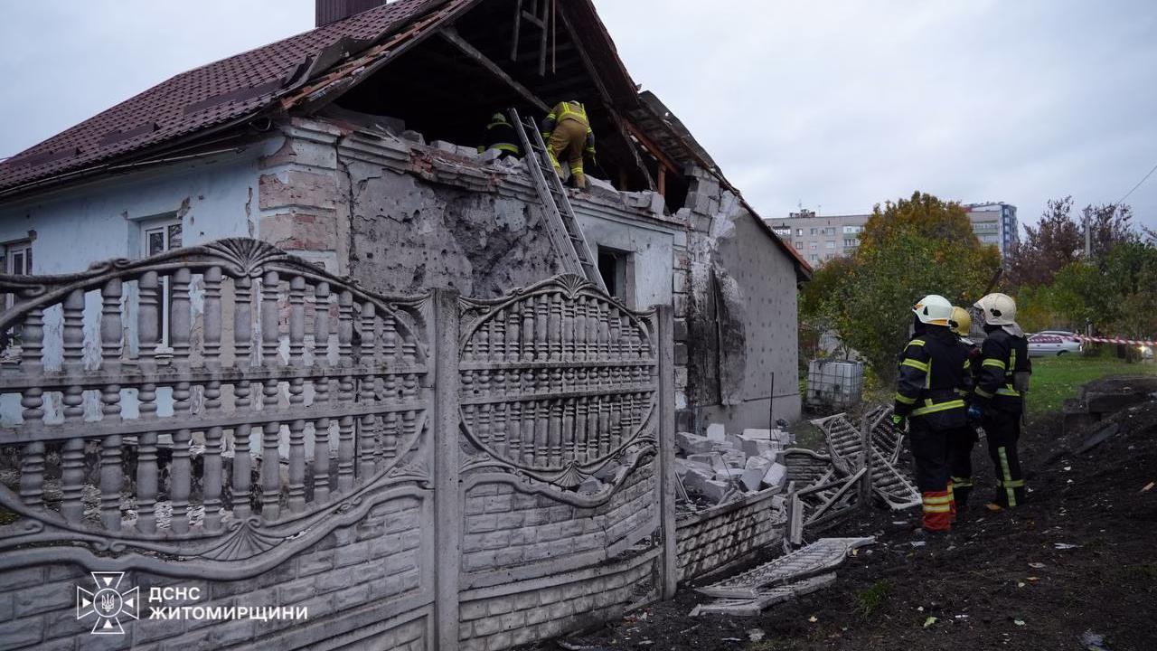 Наслідки російського удару по приватному житловому будинку в Житомирі / Фото: ДСНС Житомирщини