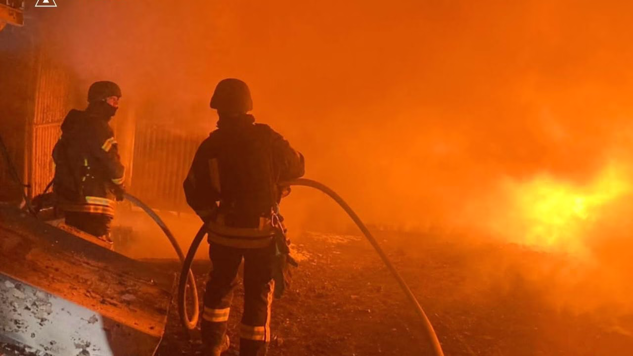 Рятувальники Одещини на місці обстрілу / Фото: ДСНС