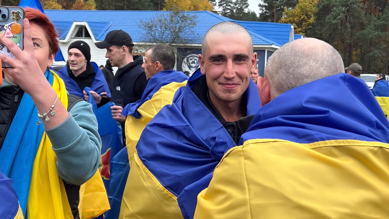Освобожденные из российского плена украинцы после возвращения домой / Фото: Офис президента Украины