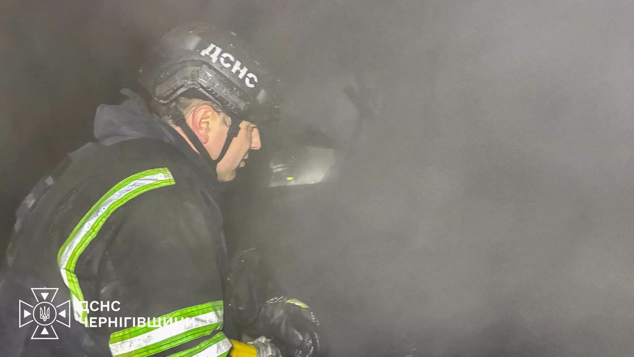 Рятувальник ДСНС під час ліквідації наслідків російського удару по Чернігову / Ілюстративне фото: ДСНС Чернігівщини