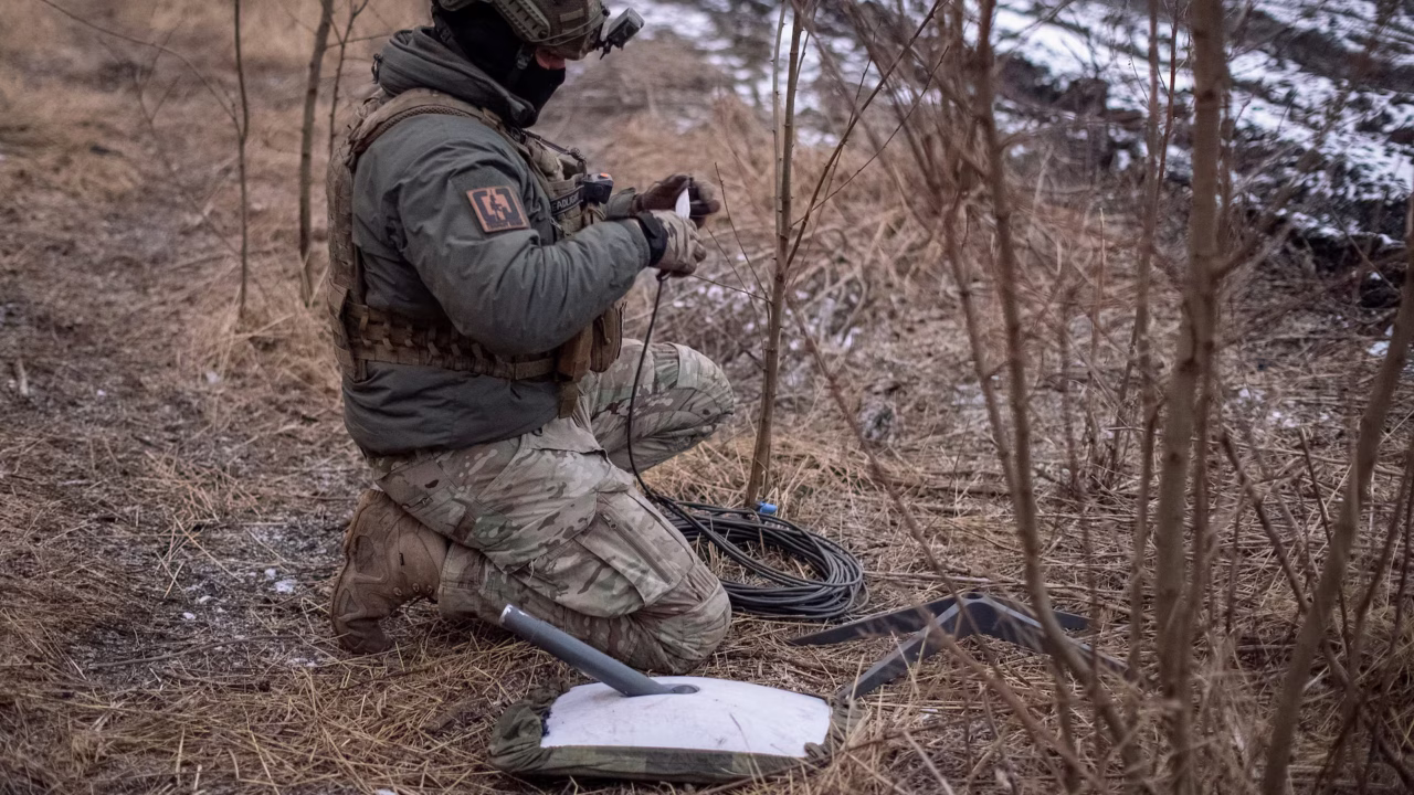 Украинский военнослужащий 47-й бригады готовит систему спутникового интернета Starlink на позициях вблизи Авдеевки Донецкой области, которую незадолго до этого захватили российские войска. 20 февраля 2024 года / Фото: Reuters
