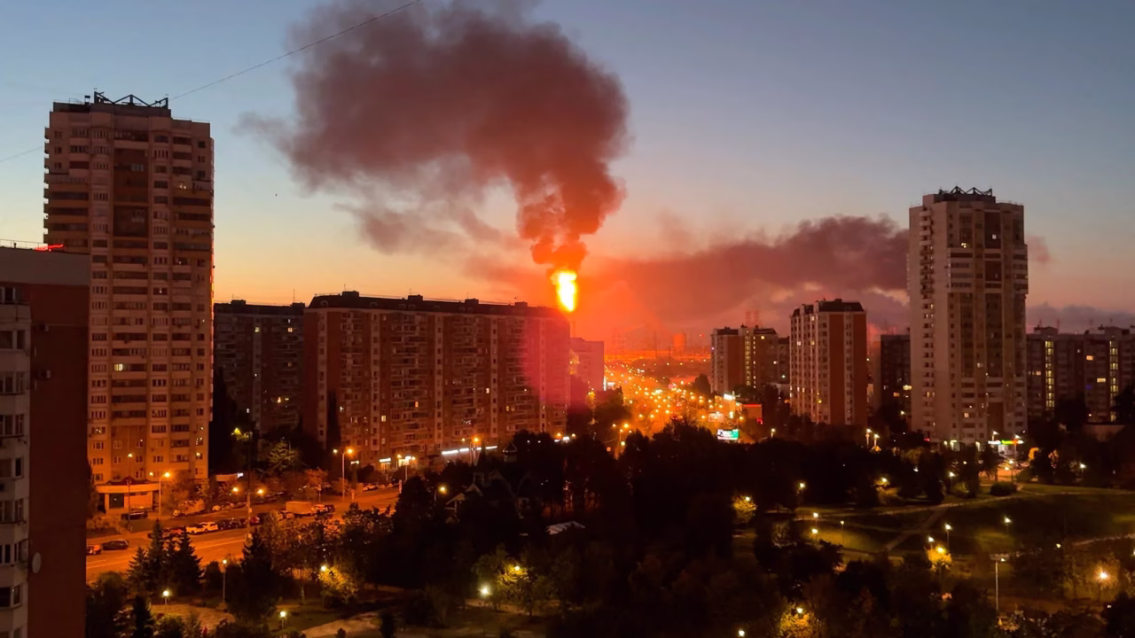 Полум'я після атаки українських безпілотників на нафтопереробний завод у Капотні, Москва, 20 вересня 2026 / Фото: AP Photos