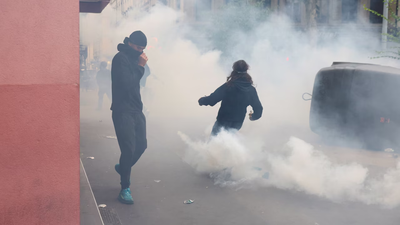 В Париже закрыли Лувр и более 20 станций метро из-за массовых протестов / Фото: Reuters