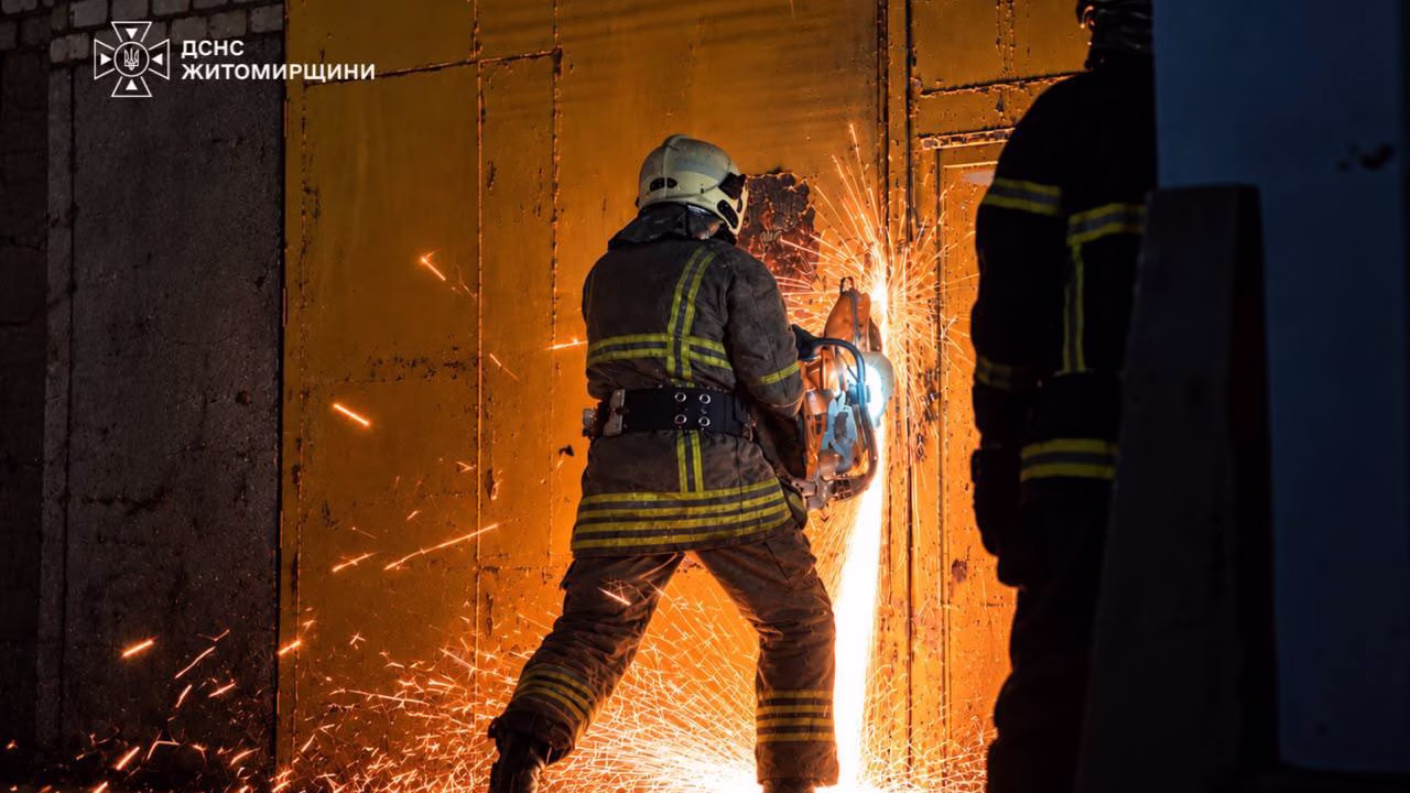 Після атаки РФ на Житомирщині працювали рятувальники та сапери / Фото: ДСНС