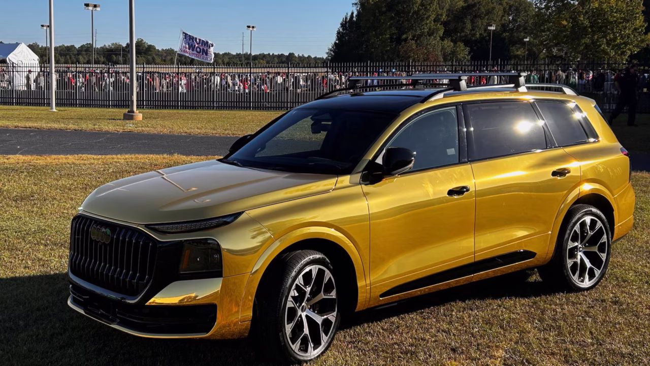 Золотистий позашляховик Audi Q9 виставлений біля місця проведення передвиборчого мітингу президента США Дональда Трампа до його прибуття в Перрі, штат Джорджія, США, 24 жовтня 2026 року / Фото: Reuters