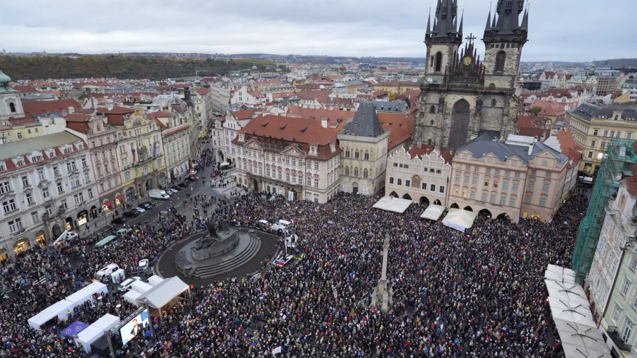 Чехию охватили протесты против правительства Бабиша: люди защищают независимость телевидения и радио / Фото: Novinky.cz