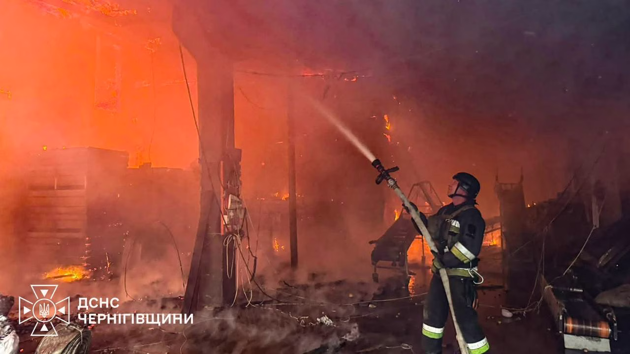 A State Emergency Service rescuer extinguishes a fire after a Russian attack on the Chernihiv region / Photo: State Emergency Service of Ukraine in Chernihiv region