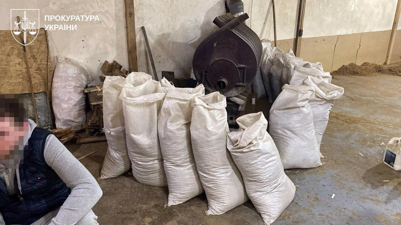 Мішки з тютюновою сировиною на підпільному виробництві сигарет під Уманню / Фото: Офіс Генерального прокурора