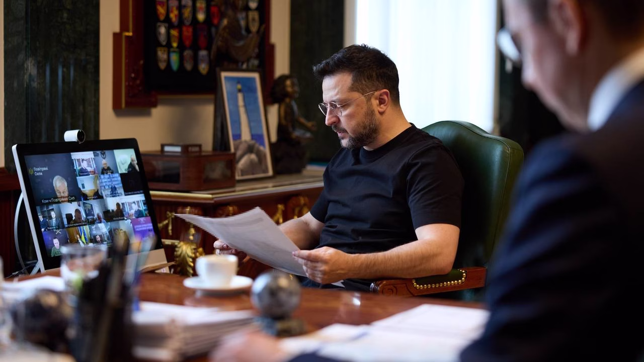 Президент Украины Владимир Зеленский во время селекторного совещания по поставкам оружия и восстановлению энергетики / Фото: Офис президента Украины