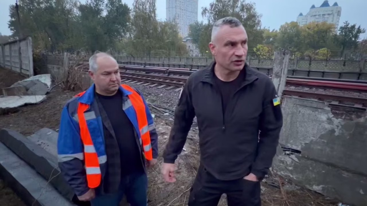 Віталій Кличко оглядає пошкоджену інфраструктуру метро в Києві після російської атаки / Фото: t.me/vitaliy_klitschko
