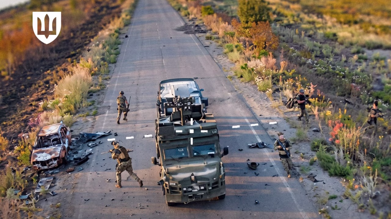 Украинские военные на дороге возле поврежденной техники / Фото: Министерство обороны Украины
