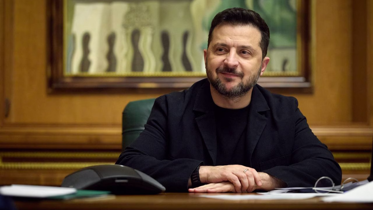 Президент Украины Владимир Зеленский во время телефонного разговора / Фото: Офис президента Украины