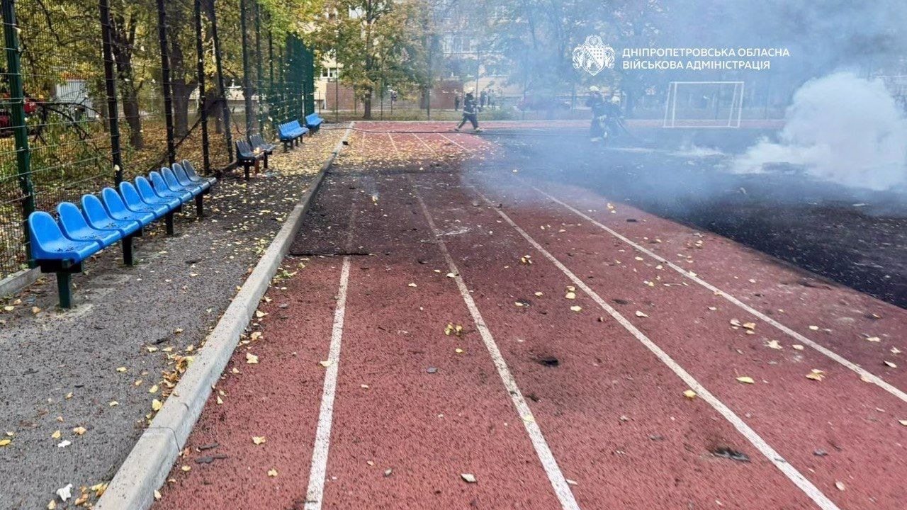 Місце удару по стадіону у Дніпрі / Фото: Дніпропетровська ОВА