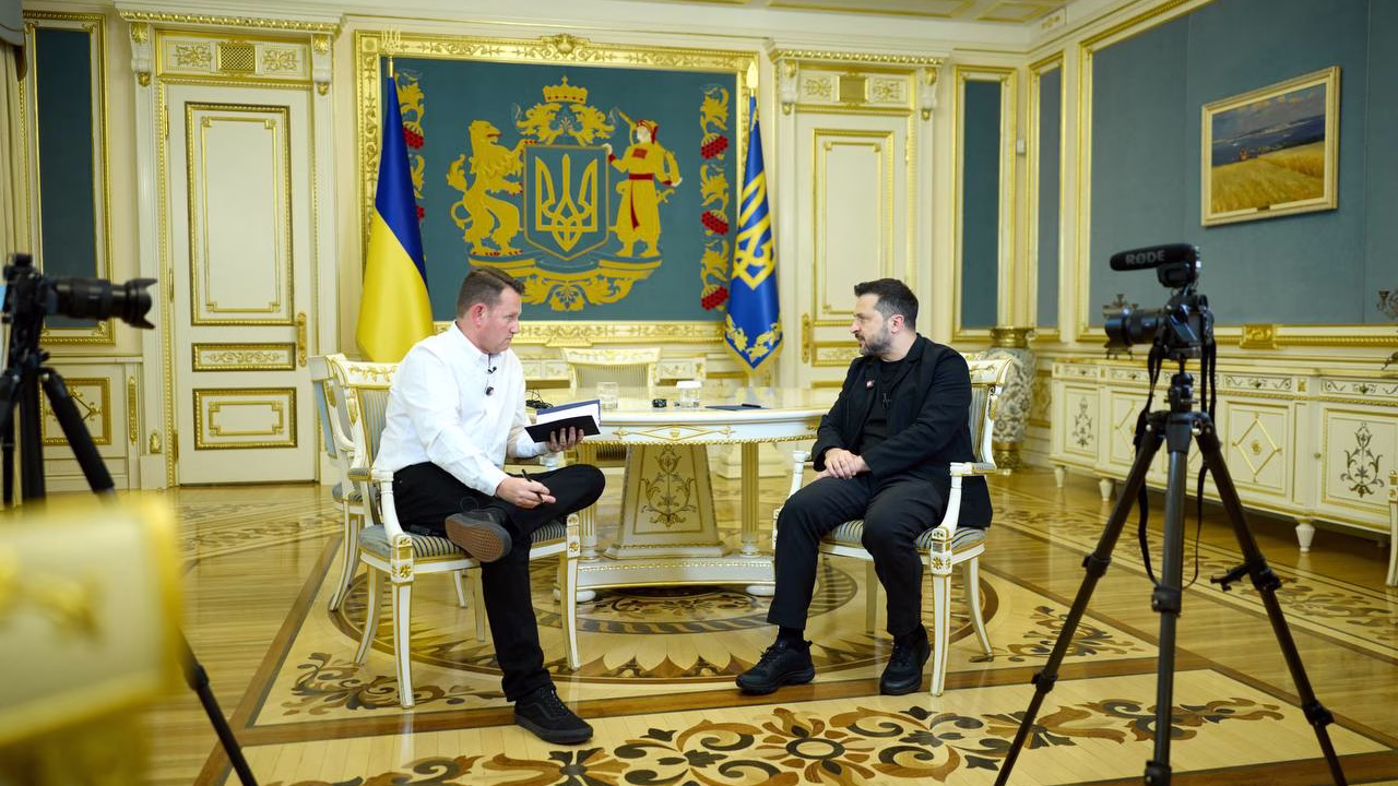 Президент України Володимир Зеленський під час спілкування з журналістом / Фото: Офіс президента України