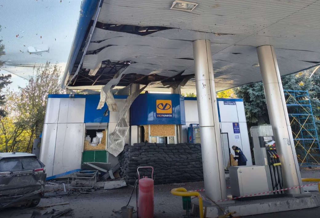 Пошкоджена внаслідок російького удару АЗС на Дніпропетровщині / Фото: "Укрнафта"