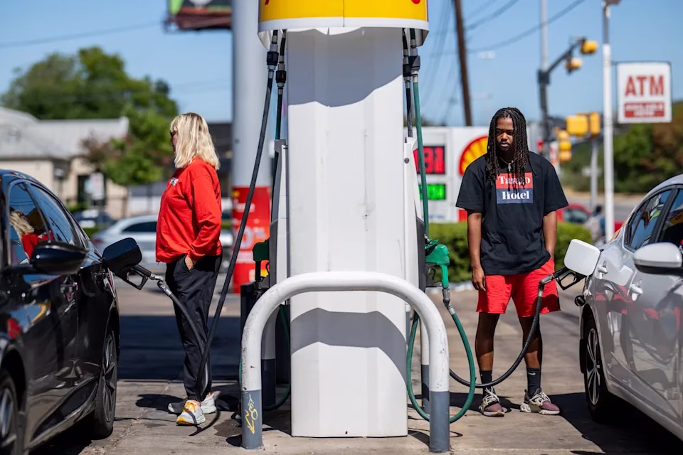 Водії на автозаправній станції Shell у США / Фото: yahoo.com
