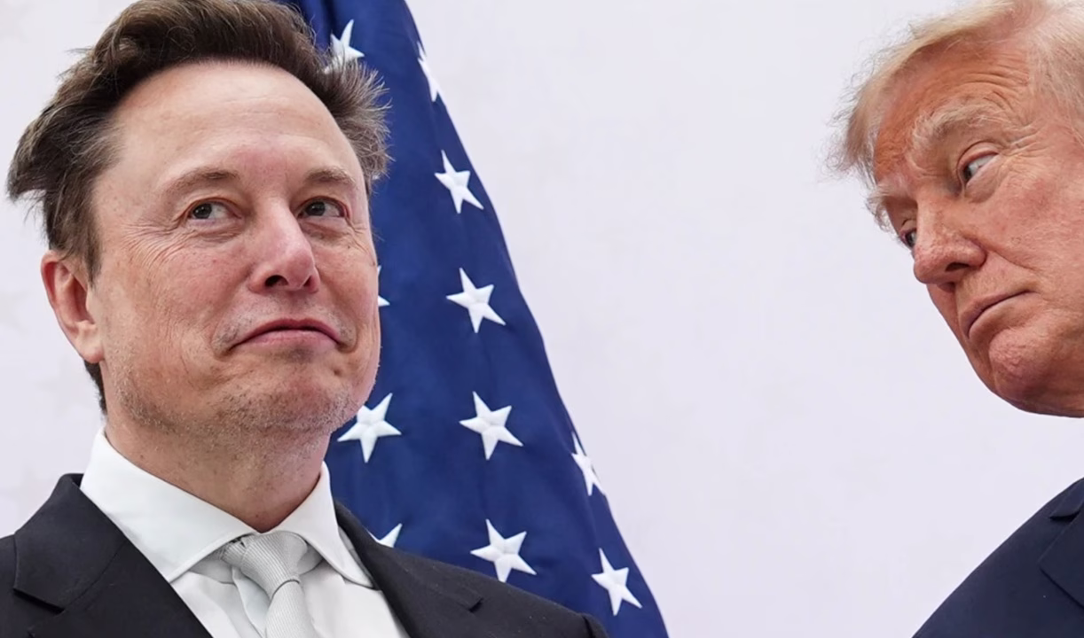 Президент США Дональд Трамп вручає Ілону Маску Національну медаль науки у Вашингтоні, 8 жовтня 2026 року / Фото: AP / Julia Demaree Nikhinson