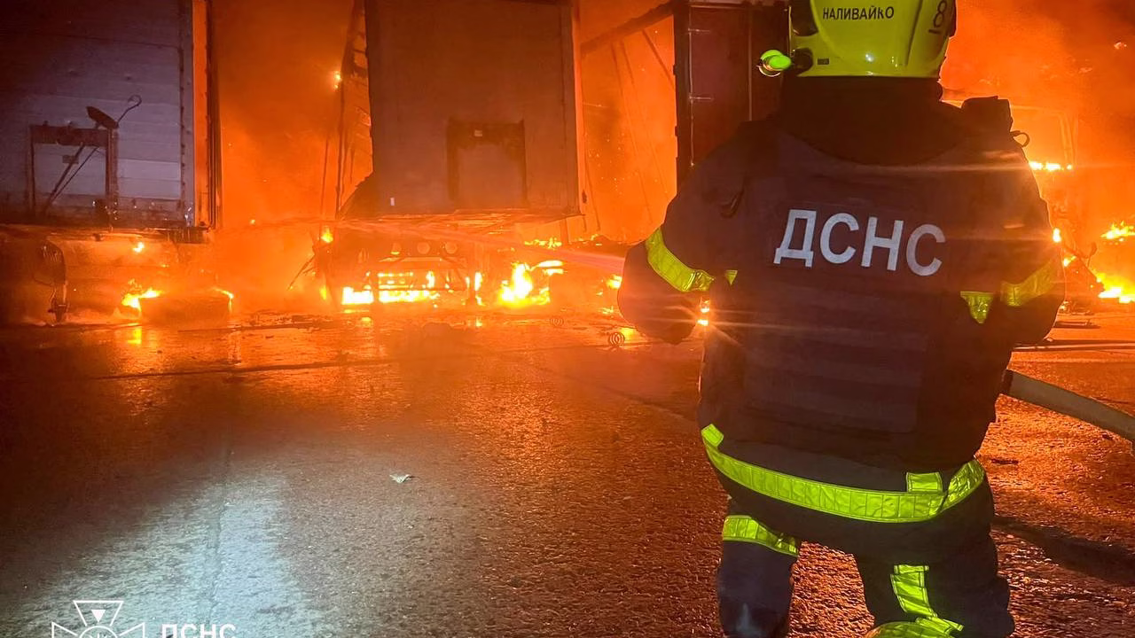 Рятувальник під час ліквідації пожежі на цивільному підприємстві на Рівненщині / Фото: ДСНС Рівненщини