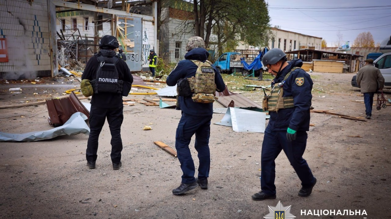 Поліцейські та вибухотехніки працюють на місці російського обстрілу на Сумщині / Фото: Національна поліція України