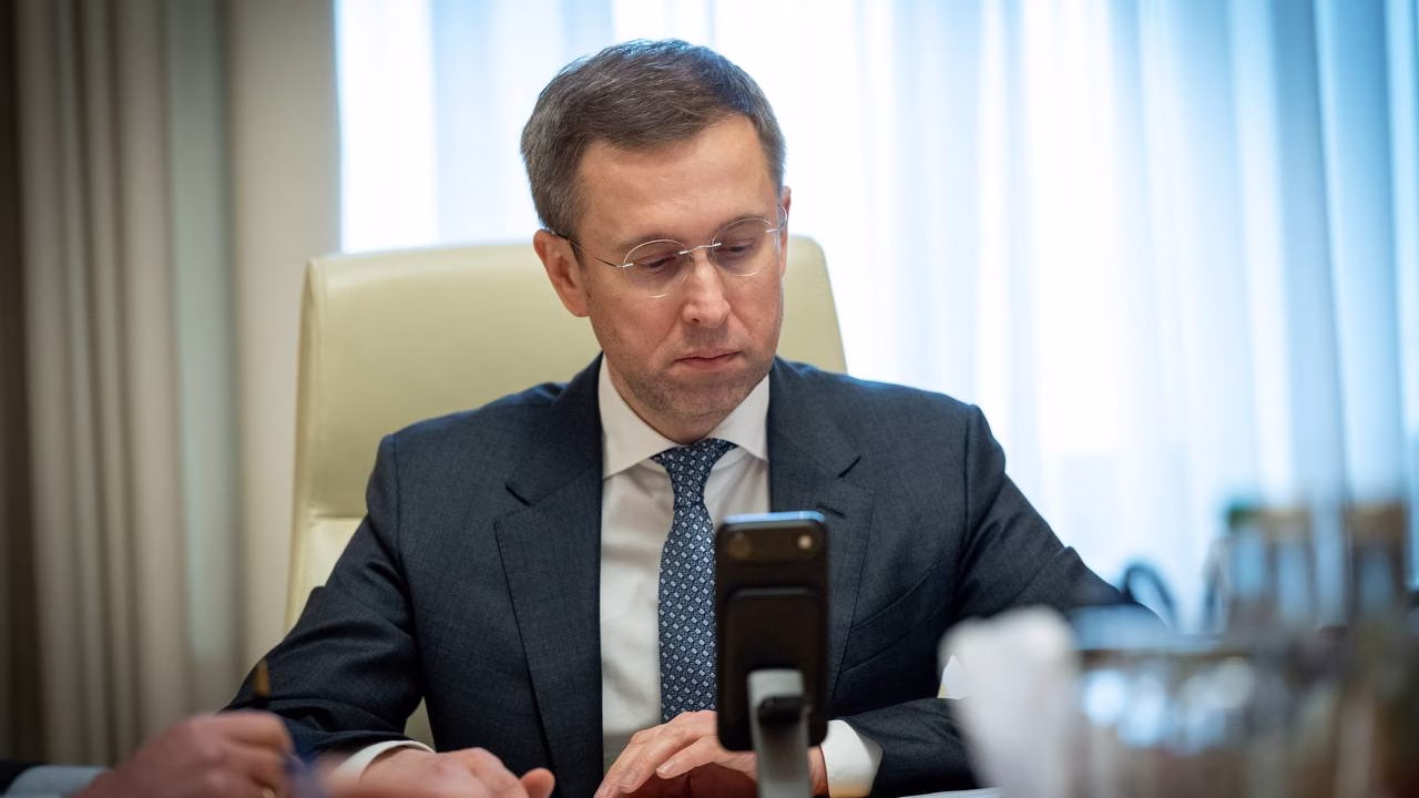 Прем'єр-міністр України Сергій Корецький під час телефонної розмови / Фото: Telegram Сергія Корецького