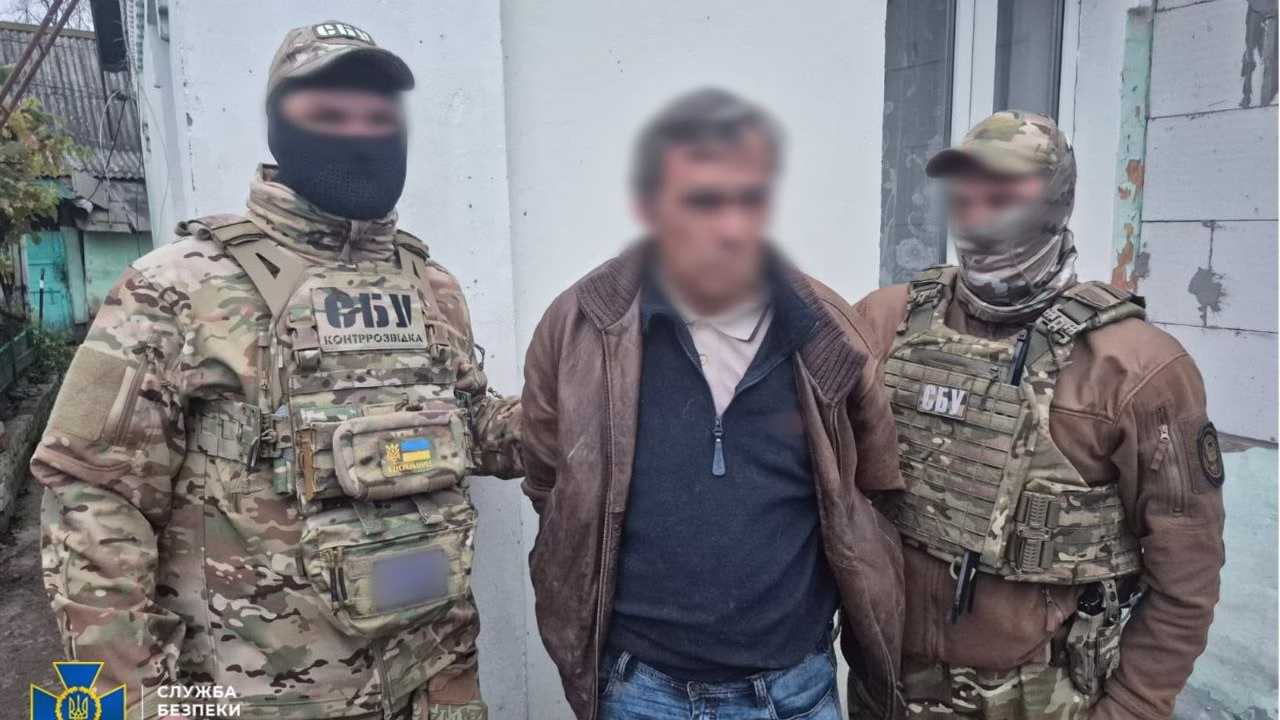 Затримання чоловіка, якого підозрюють у коригуванні російських ударів по київських ТЕЦ / Фото: СБУ