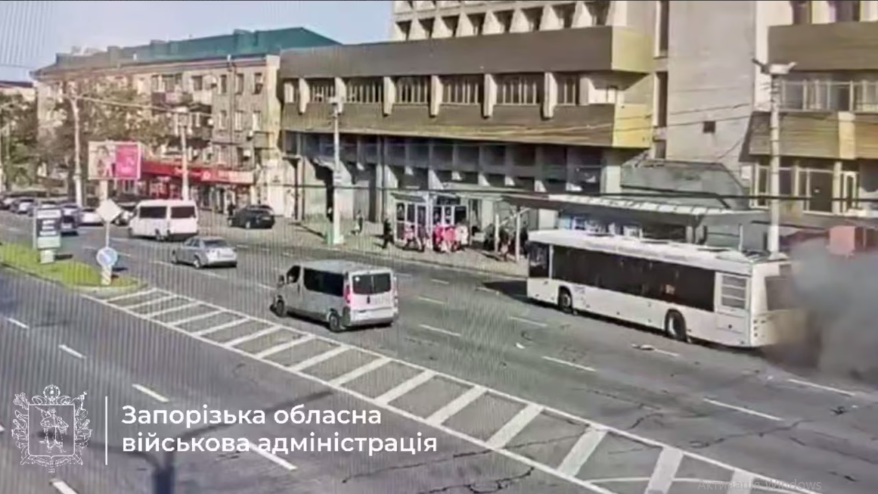 Муніципальний автобус після атаки російського FPV-дрона у Запоріжжі / Фото: Запорізька ОВА