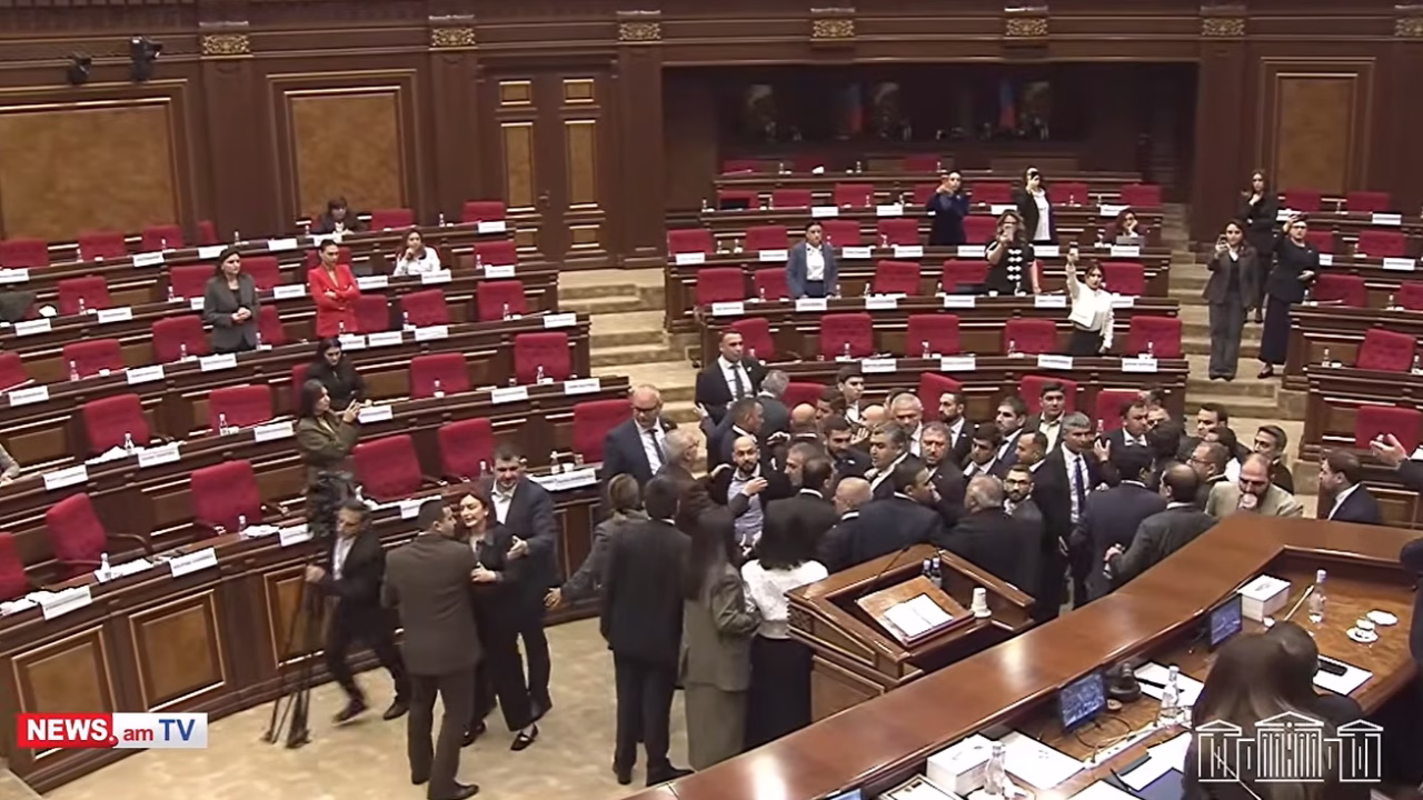 Масова бійка між депутатами під час засідання парламенту Вірменії / Фото: скриншот News.am TV