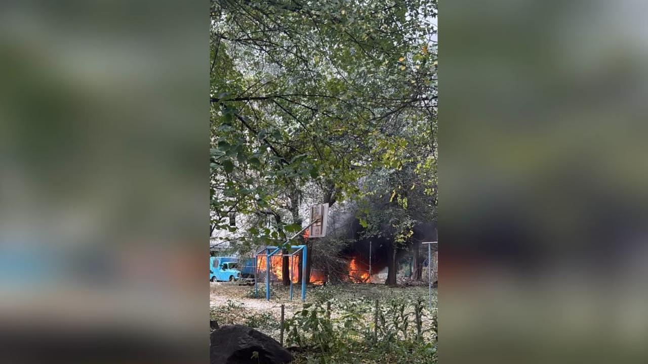 Пожежа біля житлового будинку після російської атаки на Кременчук / Фото: Полтавська ОВА