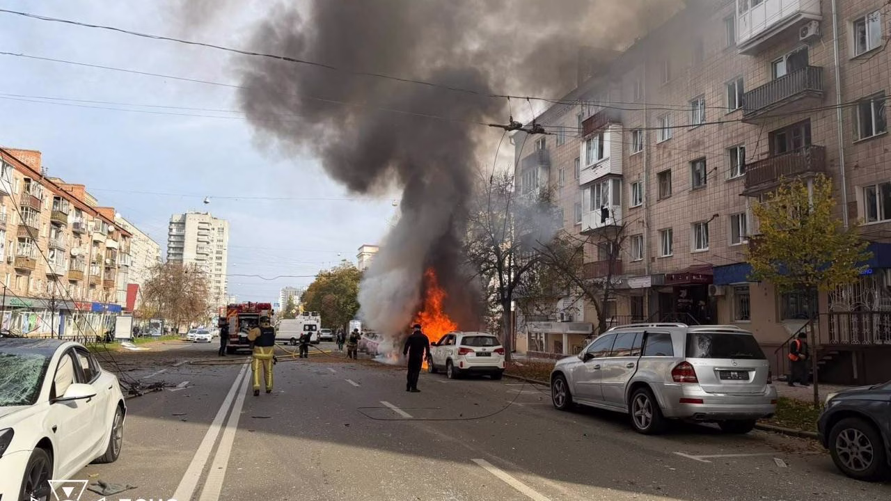 Пожежа та пошкоджені автомобілі після російського удару по центру Чернігова / Фото: ДСНС Чернігівщини