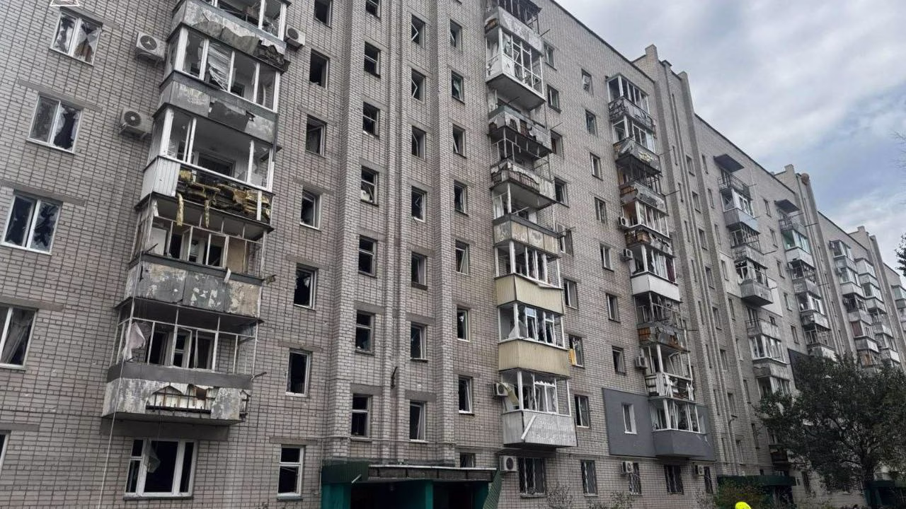 Пошкоджений багатоквартирний будинок у Кременчуці після російської атаки / Фото: ДСНС Полтавщини