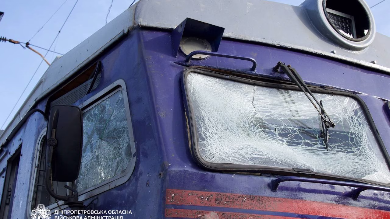 Пошкоджений локомотив після російського удару по залізничному вокзалу в Дніпрі / Фото: Дніпропетровська ОВА