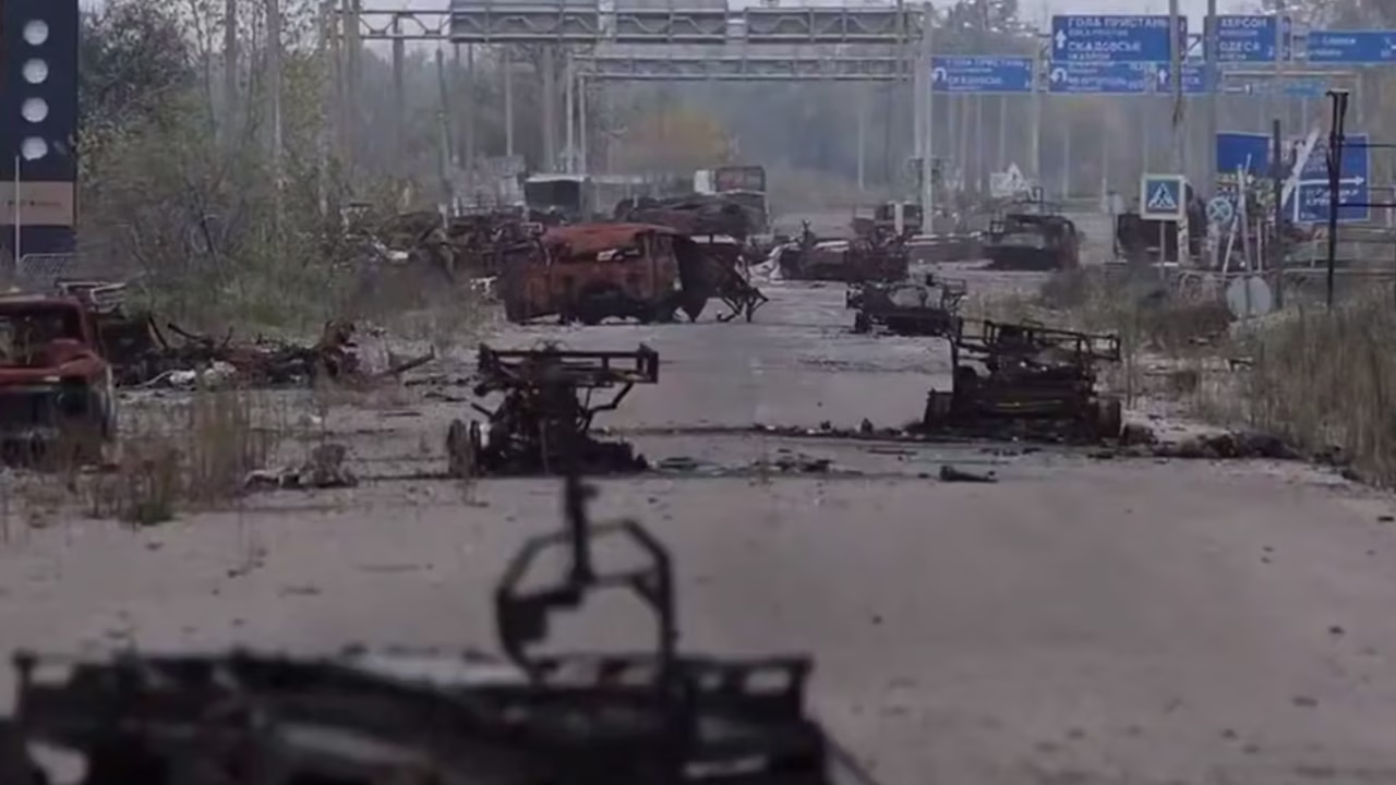 Destroyed vehicles on a road in Oleshky / Screenshot