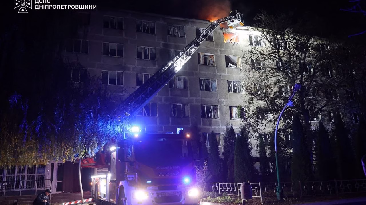 Рятувальники на місці удару РФ по гуртожитку у Дніпрі / Фото: ДСНС